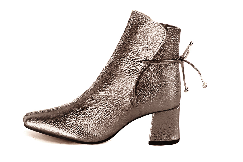 Bronze beige women's ankle boots with laces at the back. Square toe. Medium block heels. Profile view - Florence KOOIJMAN